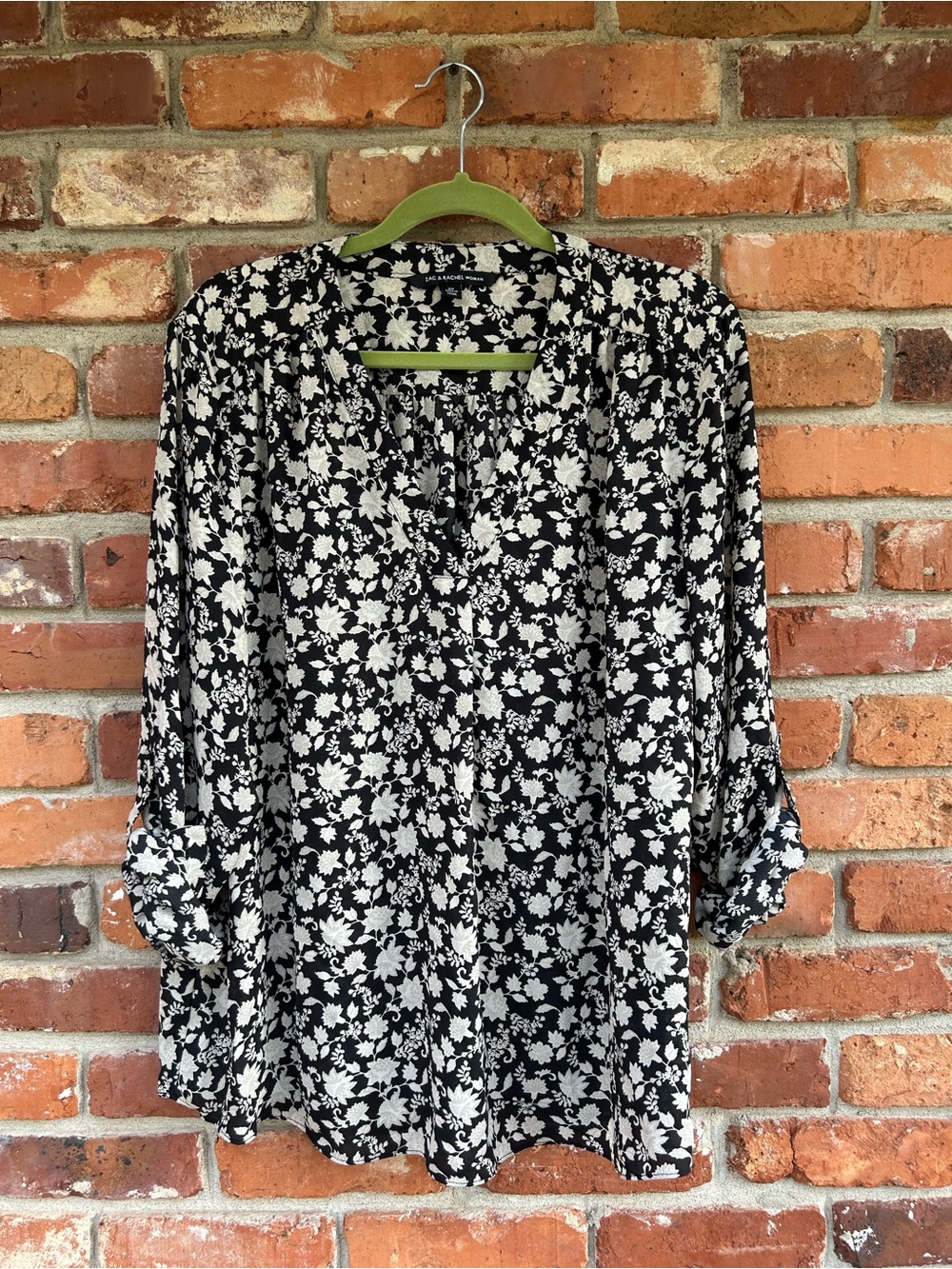 Zac & Rachel Woman Black & White Floral Blouse 2X Roll Tab Sleeve Collarless